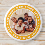 Bóton Redondo 7.62cm Mãe Incrível Desde 20XX Foto Simples Moderna<br><div class="desc">Este design simples e moderno é composto por tipografia de serifa e adiciona uma foto personalizada. Mãe incrível Desde 20XX circula a foto de sua mãe,  mãe,  mãe,  mãe etc. Este é um presente perfeito para sua mãe no aniversário,  dia de as mães,  natal,  etc.</div>