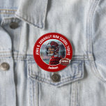 Bóton Redondo 7.62cm Marca Grande Foto Do Jogador De Futebol Do Segundo<br><div class="desc">Este legal botão de grande espírito personalizado do jogador de futebol de segundo grau,  em vermelho,  mostra a tipografia branca do seu nome de jogador e da sua equipe. Personalize com seu nome de atleta ao lado da bola.</div>