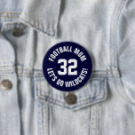 Bóton Redondo 7.62cm Marinho e White Futebol Mãe, Número Jersey<br><div class="desc">Anime-se com a sua equipe desportiva favorita, jogador de futebol ou mostre seu orgulho escolar com um botão personalizado de espírito! Adicione o nome da sua escola ou personalize com o nome de um jogador e o número de camisa. Perfeito para jogos de futebol, basquetebol, baseball e futebol! Crie pinos...</div>