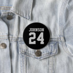 Bóton Redondo 7.62cm Nome do atleta preto e Cinza Número de Jersey<br><div class="desc">Anime-se com a sua equipe desportiva favorita, jogador de futebol ou mostre seu orgulho escolar com um botão personalizado de espírito! Adicione o nome da sua escola ou personalize com o nome de um jogador e o número de camisa. Perfeito para jogos de futebol, basquetebol, baseball e futebol! Crie pinos...</div>