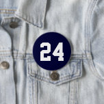 Bóton Redondo 7.62cm Número de Jersey, atleta branco e marinho<br><div class="desc">Anime-se com a sua equipe desportiva favorita, jogador de futebol ou mostre seu orgulho escolar com um botão personalizado de espírito! Personalize com o número de camisa de um jogador ou outro texto personalizado. Perfeito para jogos de futebol, basquetebol, baseball e futebol! Crie pinos personalizados para o grupo inteiro, cheerleaderes,...</div>