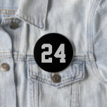 Bóton Redondo 7.62cm Número de Jersey, atleta de Cinza e preto<br><div class="desc">Anime-se com a sua equipe desportiva favorita, jogador de futebol ou mostre seu orgulho escolar com um botão personalizado de espírito! Personalize com o número de camisa de um jogador ou outro texto personalizado. Perfeito para jogos de futebol, basquetebol, baseball e futebol! Crie pinos personalizados para o grupo inteiro, cheerleaderes,...</div>