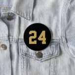 Bóton Redondo 7.62cm Número de Jersey, atleta preto e Dourado<br><div class="desc">Anime-se com a sua equipe desportiva favorita, jogador de futebol ou mostre seu orgulho escolar com um botão personalizado de espírito! Personalize com o número de camisa de um jogador ou outro texto personalizado. Perfeito para jogos de futebol, basquetebol, baseball e futebol! Crie pinos personalizados para o grupo inteiro, cheerleaderes,...</div>