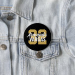 Bóton Redondo 7.62cm Número de Jersey, atleta preto e Dourado<br><div class="desc">Anime-se com a sua equipe desportiva favorita, jogador de futebol ou mostre seu orgulho escolar com um botão personalizado de espírito! Personalize com o número de camisa de um jogador ou outro texto personalizado. Perfeito para jogos de futebol, basquetebol, baseball e futebol! Crie pinos personalizados para o grupo inteiro, cheerleaderes,...</div>
