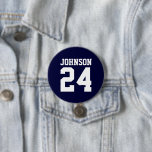 Bóton Redondo 7.62cm Número Jersey do Atleta Branco e marinho<br><div class="desc">Anime-se com a sua equipe desportiva favorita, jogador de futebol ou mostre seu orgulho escolar com um botão personalizado de espírito! Adicione o nome da sua escola ou personalize com o nome de um jogador e o número de camisa. Perfeito para jogos de futebol, basquetebol, baseball e futebol! Crie pinos...</div>