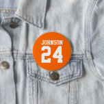 Bóton Redondo 7.62cm Orange and White Athlett Name Jersey Number<br><div class="desc">Anime-se com a sua equipe desportiva favorita, jogador de futebol ou mostre seu orgulho escolar com um botão personalizado de espírito! Adicione o nome da sua escola ou personalize com o nome de um jogador e o número de camisa. Perfeito para jogos de futebol, basquetebol, baseball e futebol! Crie pinos...</div>