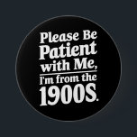 Bóton Redondo 7.62cm Por favor, seja paciente comigo que sou dos anos 1<br><div class="desc">Por favor,  seja paciente comigo que sou dos anos 1900</div>