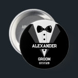 Bóton Redondo 7.62cm Presente do Groom com Nome Personalizado e Data de<br><div class="desc">Celebre o noivo em estilo com este elegante botão de casamento! Com um clássico design de smoking com gravata arco preta, esse acessório formal é perfeito para o noivo vestir em eventos pré-nupciais, em jantas de ensaio ou até no grande dia. Personalize o nome, a data ou qualquer parte do...</div>