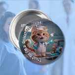 Bóton Redondo 7.62cm Presente médico anestesiologista<br><div class="desc">Este crachá é supostamente fofo,  embora algumas pessoas digam que o pobre ursinho parece um pouco assustado! Espero que o encontrem como eu pretendia e um presente de excelente para um anestesista.</div>