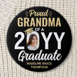 Bóton Redondo 7.62cm Qualquer Foto de Texto e Formando Orgulhosa Vovó P<br><div class="desc">Mostre seu orgulho pelo formando com um botão de graduação de fotos personalizado. (DICA DE IMAGEM: Uma maneira fácil de centralizar uma foto exatamente como você deseja é recortá-la antes de carregá-la no site do Zazzle.) Imagem e todo texto nesta modelo são simples de personalizar incluindo "Vovó Orgulhosa". A formulação...</div>