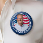 Bóton Redondo 7.62cm Robert F Kennedy JR Foto e bandeira 2024<br><div class="desc">Um design de campanha com o nome e a foto de Kennedy rodeados por estrelas e um fundo de bandeira. Um design patriótico para Kennedy concorrendo à presidência na eleição de 2024.</div>