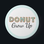 Bóton Redondo 7.62cm  Rosquinha Cresce Azul Fita Bebê Primeiro Aniversá<br><div class="desc">Seu doce pequeno merece uma festa de aniversário! Este tema de uma rosquinha mais doce é divertido, cheio de cores de moda e borrifadas no topo. Bonita, memorável e perfeita para a primeira festa de aniversário do bebê! ・ Coordene-o! Navegue na Coleção de Aniversário do One Rosquinha Mais Doce para...</div>