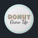 Bóton Redondo 7.62cm  Rosquinha Cresce Azul Fita Bebê Primeiro Aniversá<br><div class="desc">Seu doce pequeno merece uma festa de aniversário! Este tema de uma rosquinha mais doce é divertido, cheio de cores de moda e borrifadas no topo. Bonita, memorável e perfeita para a primeira festa de aniversário do bebê! ・ Coordene-o! Navegue na Coleção de Aniversário do One Rosquinha Mais Doce para...</div>