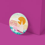 Bóton Redondo 7.62cm Última vela antes do veleiro e do pôr do sol<br><div class="desc">Ajude a tornar uma festa de solteira para se lembrar com suprimentos personalizados. Esses pinos ou botões estão prontos para serem personalizados com o nome da noiva e apresentarem o slogan fofo LAST SAIL ANTES DO VEIL em letras cor-de-rosa junto com uma ilustração de um veleiro na água contra um...</div>
