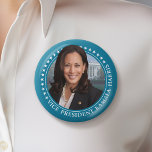 Bóton Redondo 7.62cm Vice-Presidente Kamala Harris 2024 - Estrelas do T<br><div class="desc">Uma bela design para o Vice-Presidente dos Estados Unidos - Kamala Harris. Uma cor não tradicional do chá é usada para a borda com uma foto da casa branca ao fundo.</div>