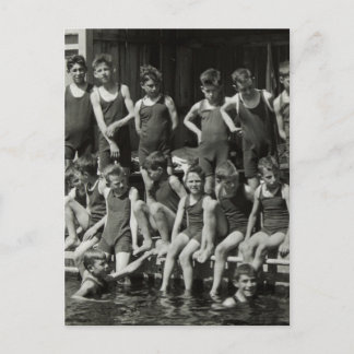 Boys posando entre o natação, cartão postal 1920
