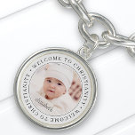 Bracelete Com Pingente Batismo Simples Bem-Vindo ao Cristianismo Foto<br><div class="desc">Este design simples e clássico é composto por tipografia serif e adiciona uma foto personalizada. "Bem-vindos ao Cristianismo" circula a foto do seu bebê,  criança,  etc</div>