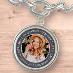 Bracelete Com Pingente Memorial In Loving Memory Modern Custom Photo<br><div class="desc">Este design simples e moderno é composto por tipografia de serifa e adiciona uma foto personalizada. "In Loving Memory" rodeia a foto personalizada do seu amado.</div>