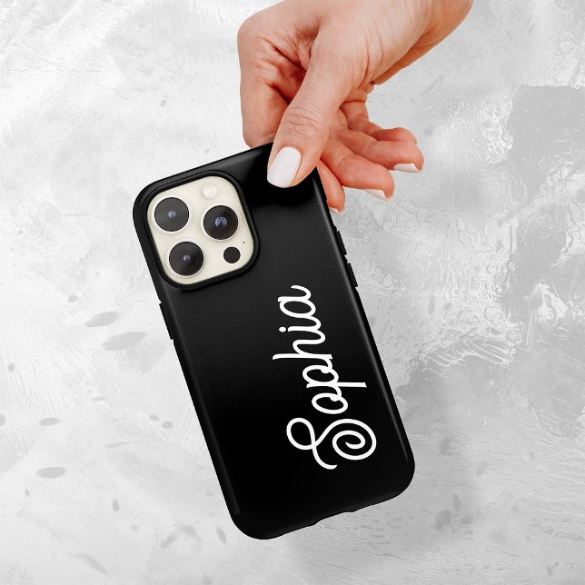 Branco | Seu nome no script retroativo (A bold, statement making phone case on a dark black background, with your name in retro white script)