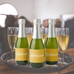 Bridesmaid de Casamento de Script Estilizado Amare<br><div class="desc">Etiquetas autoadesivas para as suas minigarrafas de vinho espumante de casamento que apresentam uma cor amarela-ouro e uma "Bridesmaid" impressa em branco e estilizado. Uma ideia excelente para quando dá as damas de honra,  além de planejar uma festa de solteira!</div>