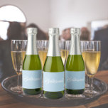 Bridesmaid de Casamento de Script Estilizado Azul-<br><div class="desc">Etiquetas autoadesivas para as suas minigarrafas de vinho espumante de casamento que apresentam uma cor azul-clara e tenda juntamente com a "Bridesmaid" impressa em branco e estilizado. Uma ideia excelente para quando dá as damas de honra,  além de planejar uma festa de solteira!</div>