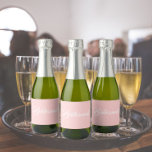 Bridesmaid de Casamento de Script Estilizado Blush<br><div class="desc">Etiquetas autoadesivas para as suas minigarrafas de vinho espumante de casamento que apresentam uma cor rosa-de-moda e pincelada,  juntamente com a "Bridesmaid" impressa em branco e estilizado. Uma ideia excelente para quando dá as damas de honra,  além de planejar uma festa de solteira!</div>