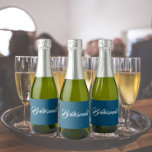Bridesmaid de Casamento de Script Estilizado com A<br><div class="desc">Etiquetas autoadesivas para as suas minigarrafas de vinho espumante de casamento que apresentam uma cor azul-tenda e verde juntamente com a "Bridesmaid" impressa em branco e estilizado. Uma ideia excelente para quando dá as damas de honra,  além de planejar uma festa de solteira!</div>