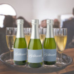 Bridesmaid de Casamento de Script Estilizado Dusty<br><div class="desc">Etiquetas autoadesivas para as suas minigarrafas de vinho espumante de casamento que apresentam uma cor azul tenra e empoeirada juntamente com a "Bridesmaid" impressa em branco e estilizado roteiro. Uma ideia excelente para quando dá as damas de honra,  além de planejar uma festa de solteira!</div>