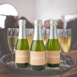 Bridesmaid de Casamento de Script Estilizado Peach<br><div class="desc">Etiquetas autoadesivas para as suas minigarrafas de vinho espumante de casamento que apresentam uma cor de pêssego em tendências,  juntamente com a "Bridesmaid" impressa em guião branco e estilizado. Uma ideia excelente para quando dá as damas de honra,  além de planejar uma festa de solteira!</div>