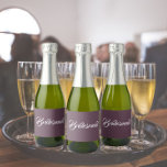 Bridesmaid de Casamento de Script Estilizado por E<br><div class="desc">Etiquetas autoadesivas para as minigarrafas de vinho espumante do seu casamento que apresentam uma cor de beringela tradicional junto com a "Bridesmaid" impressa em guião branco e estilizado. Uma ideia excelente para quando dá as damas de honra,  além de planejar uma festa de solteira!</div>
