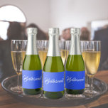 Bridesmaid de Casamento de Script Estilizado Real<br><div class="desc">Etiquetas autoadesivas para as suas minigarrafas de vinho espumante de casamento que apresentam uma cor azul-real e tenda juntamente com a "Bridesmaid" impressa em branco e estilizado. Uma ideia excelente para quando dá as damas de honra,  além de planejar uma festa de solteira!</div>