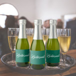 Bridesmaid do Casamento de Script Estilizado em Em<br><div class="desc">Etiquetas autoadesivas para as suas minigarrafas de vinho espumante de casamento que apresentam uma cor verde-esmeralda e uma cor verde-esmeralda,  juntamente com a "Bridesmaid" impressa em branco e estilizado. Uma ideia excelente para quando dá as damas de honra,  além de planejar uma festa de solteira!</div>
