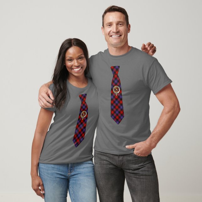Brown Tartan Necktie T-Shirt w/Badge (Unissex)
