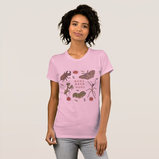 Bugs Precisam de Abraços Camiseta com Ilustração d (Frente Completa)