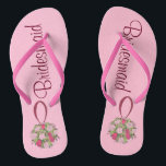Buquê Rosa Rosa Rosa Rosa Rosa, Chinelos de Casame<br><div class="desc">Chinelos apresentam uma ilustração original de um buquê de casamento de bola floral rosa bonito, com BRIDESMAID em uma fonte divertida. Perfeito para a festa noiva! O Designer está disponível para criar e carregar designs personalizados para corresponder às cores e temas do seu casamento — clique em "Pedir a este...</div>