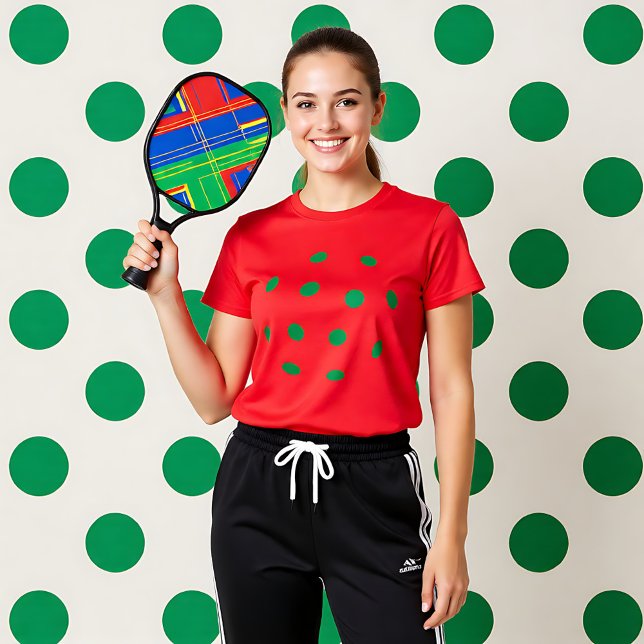Buracos verdes em T-Shirt (Green pickleball holes on red T-Shirt)