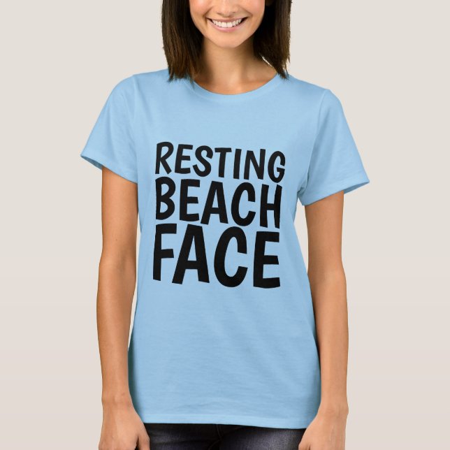 BUSCA DE PRAIA, T-shirts de mulheres engraçadas (Frente)
