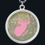 Cabeça dos cervos & colar cor-de-rosa da<br><div class="desc">Uma colar que caracteriza uma ilustração de um cervo cor-de-rosa dirige sobre um fundo da camuflagem.  Personalize com seu nome.</div>