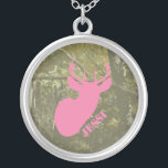 Cabeça dos cervos & colar cor-de-rosa da<br><div class="desc">Uma colar que caracteriza uma ilustração de um cervo cor-de-rosa dirige sobre um fundo da camuflagem.  Personalize com seu nome.</div>