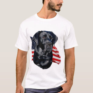 Cabeça preta de labrador retriever com t-shirt da