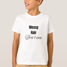 Cabelo bagunçado não se importa com camiseta para