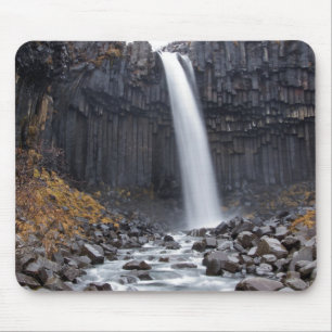 Cachoeira de Svartifoss no mousepad de Islândia