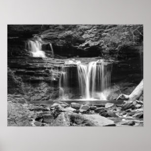 Cachoeira no impressão preto e branco
