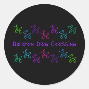 Cachorro-Balão Cruzando: Adesivo de tons pretos e