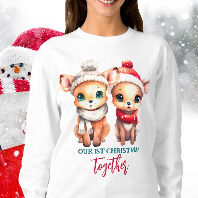 Cachorro-bebê Primeiro Natal junto com T-Shirt (Our first Christmas together with cute deer in hat, cute Christmas sweatshirt)