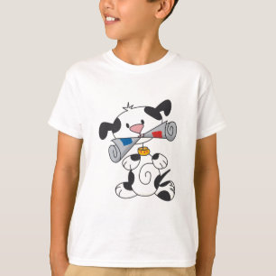 Cachorro com T-shirts de jornal e presentes