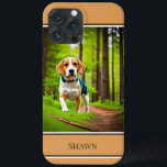 Cachorro de Beagle em Woods Rustic<br><div class="desc">Esta design de capa de telefone de célula apresenta um beagle feliz trotando através de florestas exuberantes. Adicione seu nome para personalizá-lo. Excelente para o caçador ou amante de cachorro na sua vida. Criado pela imprensa simplesmente de farmácia.</div>