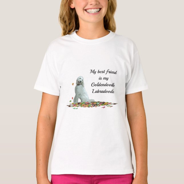 Cachorro De Labradoodle Em Folhas De T-Shirt (Frente)