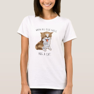 Cachorro de T-Shirt das mulheres abraçando um gato