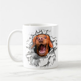 Cachorro engraçado encara caneca de café